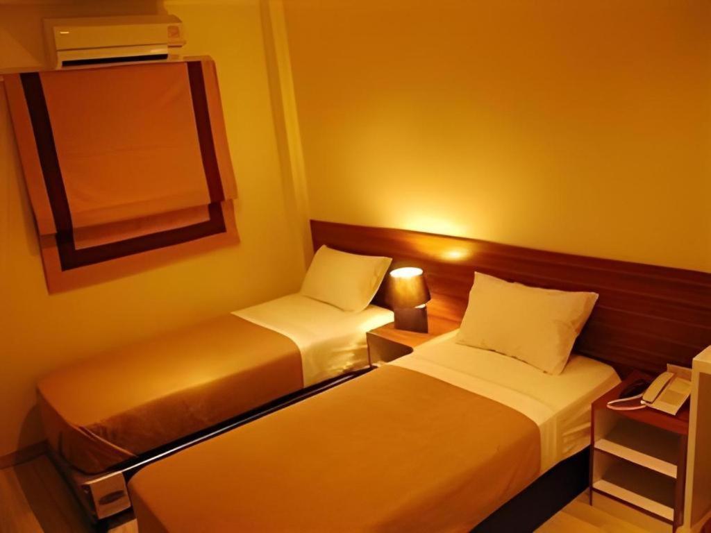 White House Asoke Sukhumvit 18 Hotel Bangkok Kültér fotó