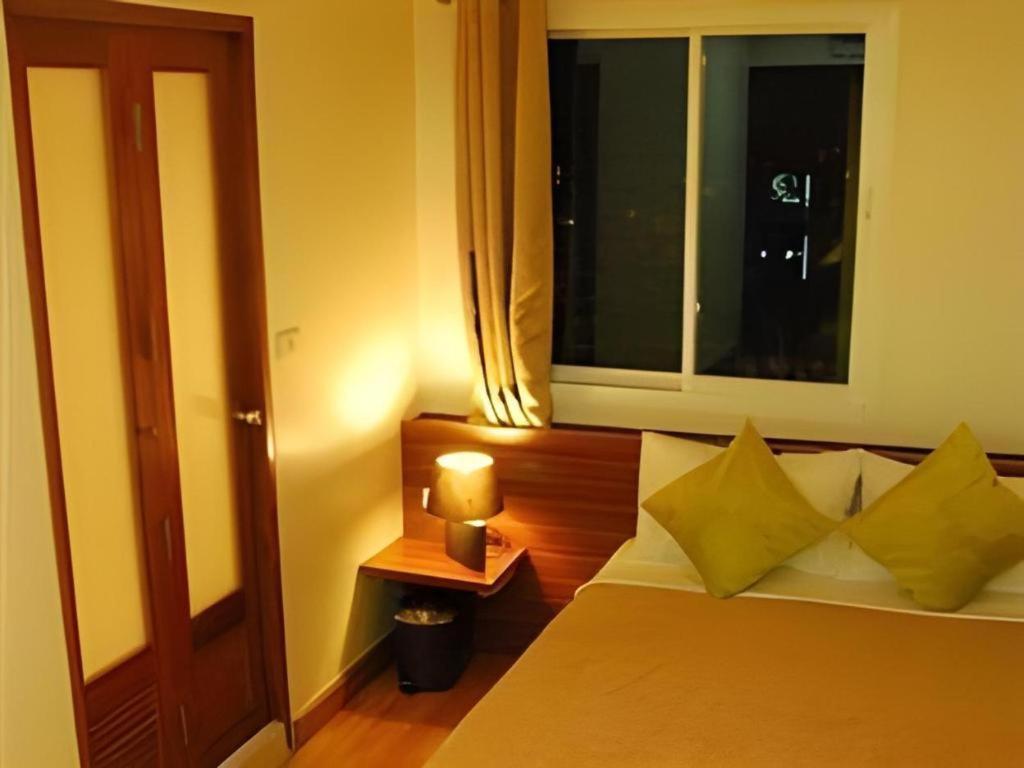 White House Asoke Sukhumvit 18 Hotel Bangkok Kültér fotó
